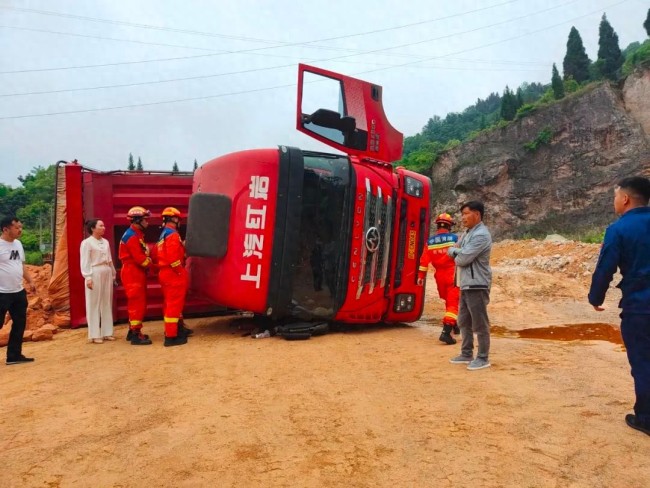 貨車意外側(cè)翻消防破窗救援