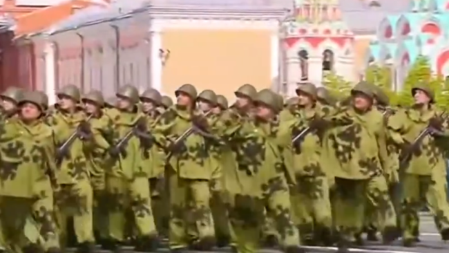 著蘇軍制服士兵手持方面軍旗幟受檢,！