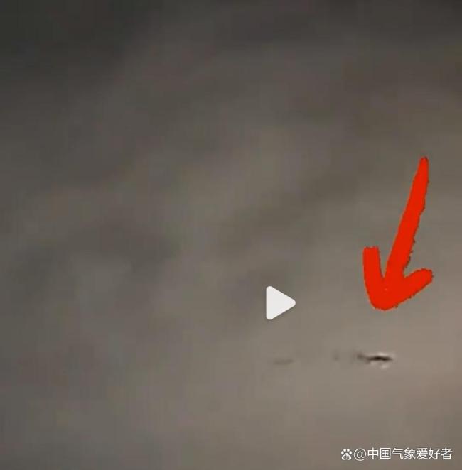 西安閃電在夜空炸裂亮如白晝,，網(wǎng)民說(shuō)他拍到龍，專(zhuān)家回應(yīng)：可能小需研究