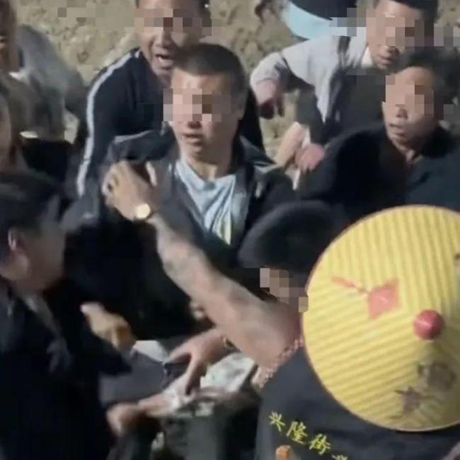 警方介入斗牛比賽現(xiàn)場起沖突 一人受傷無大礙