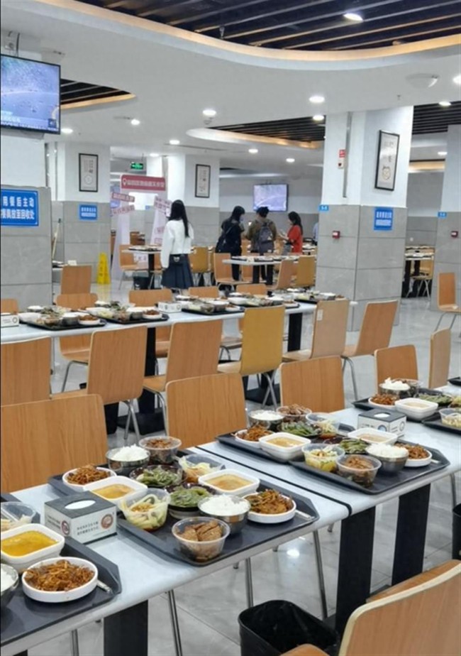 千名環(huán)衛(wèi)工到政府食堂吃鹵鵝