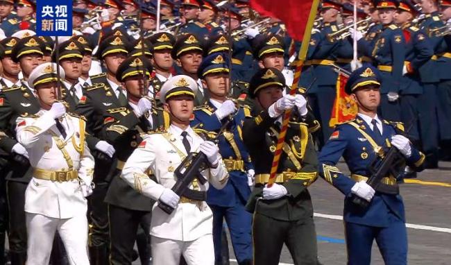 “中國排面”紅場閱兵入場前高唱軍歌 氣場全開！