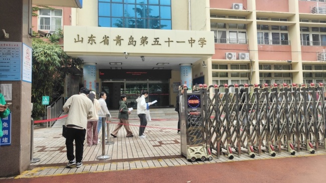 山東春季高考知識(shí)考試開(kāi)考 考生淡定入場(chǎng)