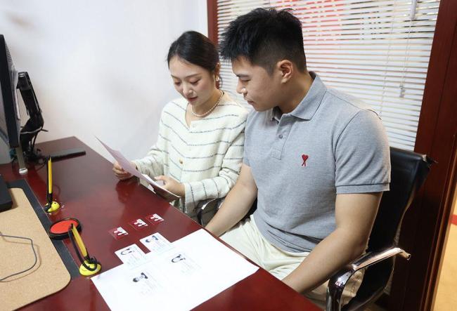 工作人員談結(jié)婚不用戶口本登記 全國(guó)通辦便民利民