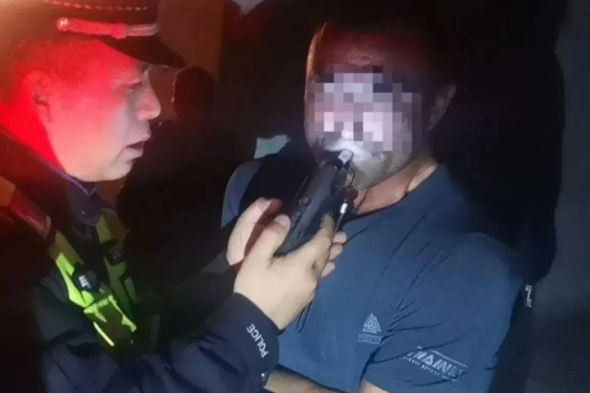 司機醉蒙了：“143塊罰款我轉紅包給你”