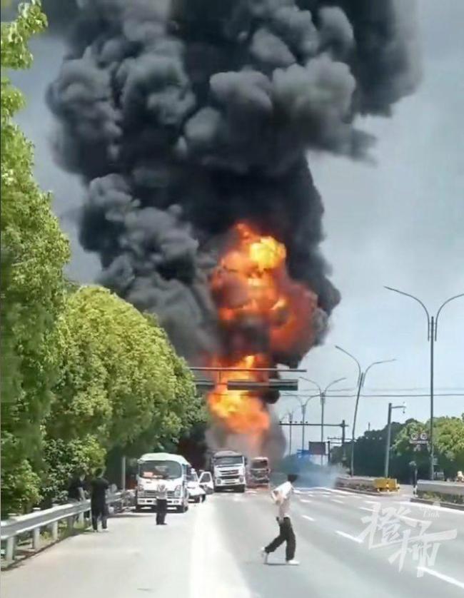 杭州一油罐車在國道上起火 貨車追尾引發(fā)濃煙滾滾