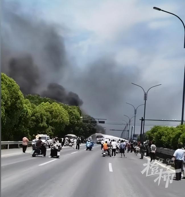 杭州一油罐車發(fā)生交通事故起火
