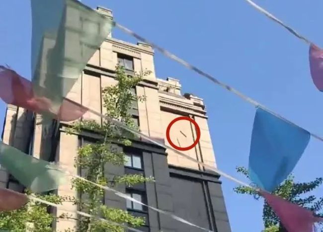 上海一男子拆違建,，竟從11樓扔木板，已被抓,！