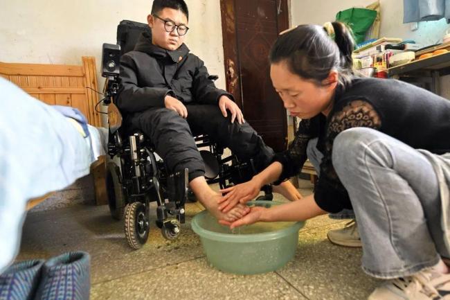 兩兒子患罕見(jiàn)病 90后媽媽死磕到底 十年堅(jiān)守點(diǎn)亮希望