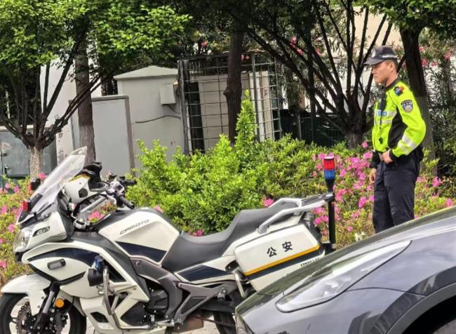 小伙游泳溺水 交警8分鐘緊急心肺復蘇搶回生命 退伍軍人英勇救人