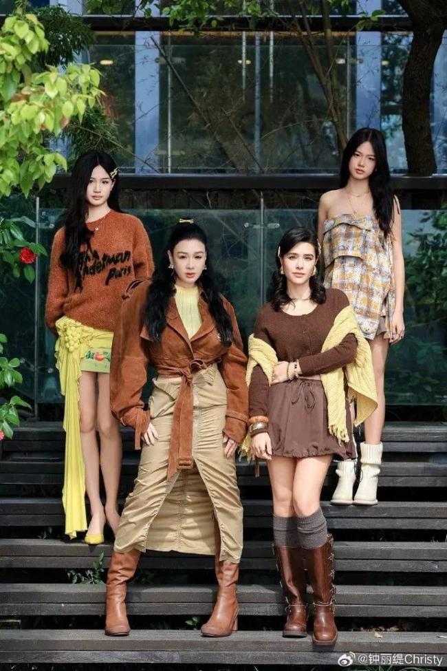 钟丽缇带三个女儿拍闺蜜照 母女四人美得各有特色