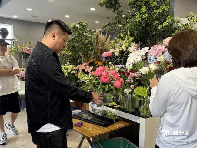 杭州年輕人的母親節(jié)過法太超前了 鮮花與蛋糕預(yù)訂熱潮
