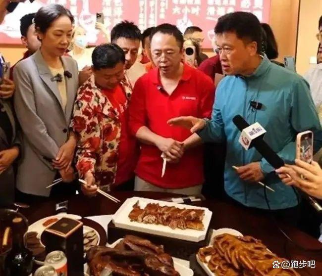 榮昌區(qū)委書記跑完半馬發(fā)鹵鵝 推動(dòng)文旅IP新熱潮