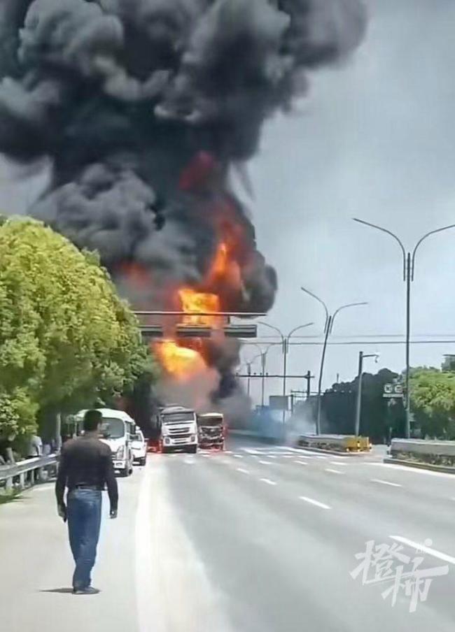 杭州一油罐車在國道上起火 貨車追尾引發(fā)濃煙滾滾