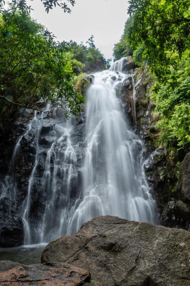 景區(qū)回應(yīng)深圳最大瀑布質(zhì)疑 水量雨季最大