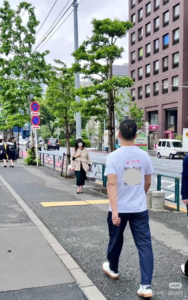 網(wǎng)友在日本街頭偶遇劉強東 豬豬俠T恤引關(guān)注