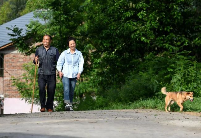兩兒子得罕見病媽媽死磕到底 十年堅守點亮生命之光