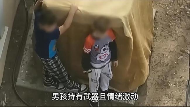 美國(guó)男童手持上膛手槍與警察對(duì)峙 驚險(xiǎn)現(xiàn)場(chǎng)曝光