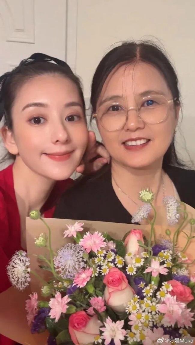 郭富城帶倆女兒給方媛做項(xiàng)鏈 溫馨手工傳遞愛意