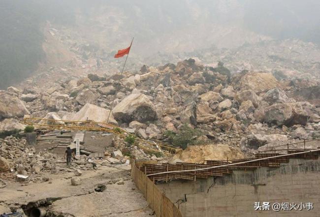 還記得17年前汶川地震時(shí)驚天一跳嗎 致敬舍命盲跳的英雄