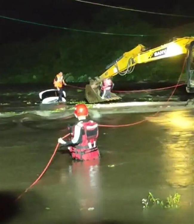 小車雨夜墜河挖掘機成功救人