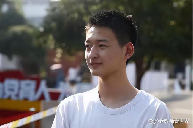 汶川地震中的敬禮娃娃已是北大學(xué)生