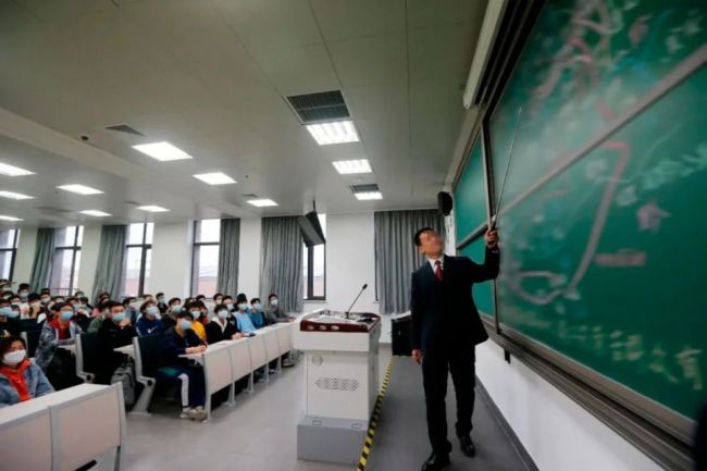文科教師淪為高?！按髲S”邊緣人