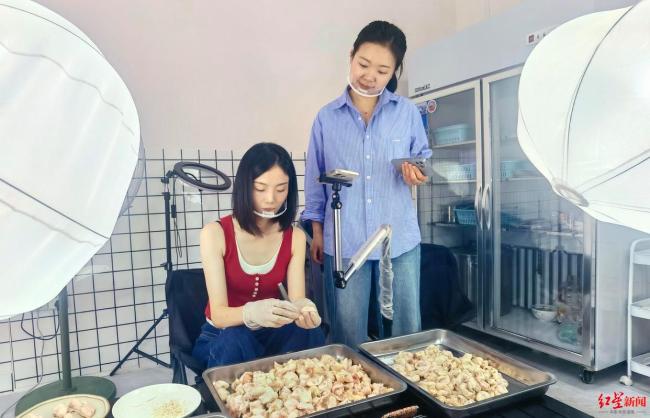 90后女生直播拔雞屁股毛萬人觀看 網(wǎng)友直呼“太解壓了”