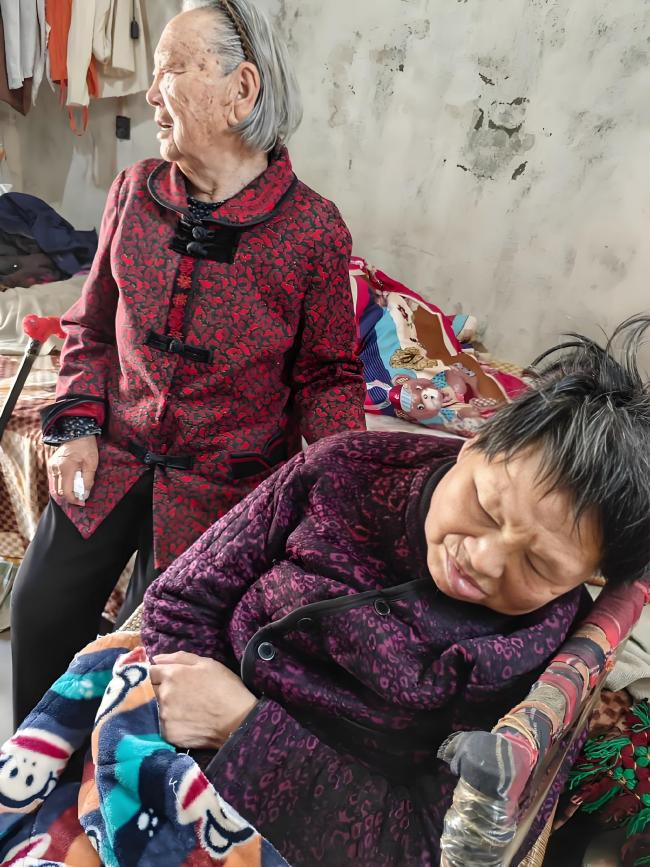 90歲母親步行1小時探望女兒 母愛無界