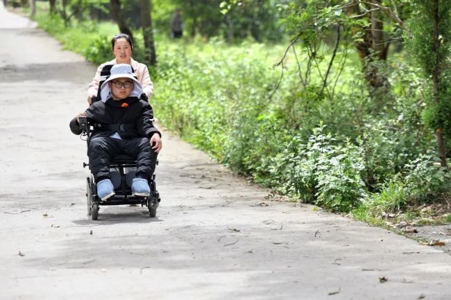 兩兒子得罕見病媽媽死磕到底 十年堅(jiān)守點(diǎn)亮生命之光