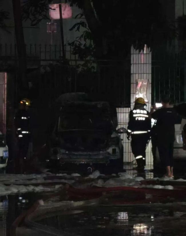 深圳一街市車輛起火 無人員傷亡 消防迅速撲滅