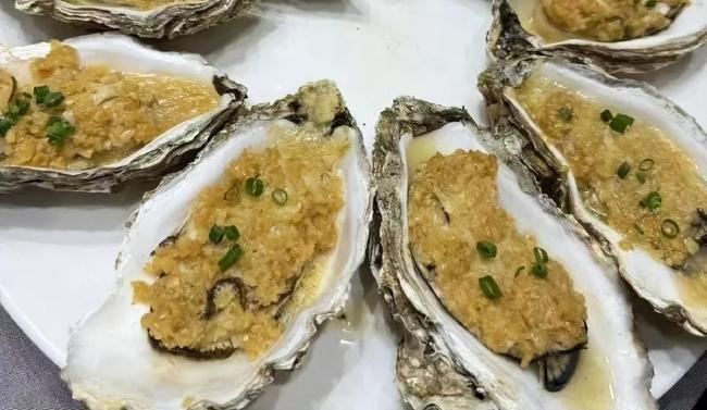黃曉明曬青島特色午飯 直呼：真是吃不下了啊，腹肌消失中,！