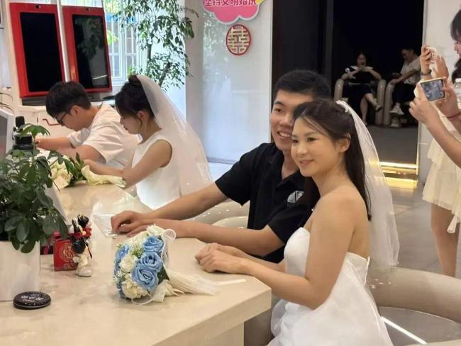 多地登記結(jié)婚預(yù)約爆滿 全國通辦首日迎高峰