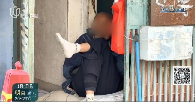 八旬老人自稱被兒媳趕至樓道