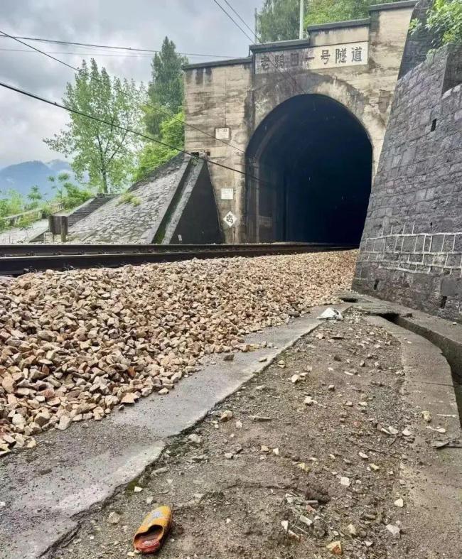火车穿村被撞身亡者最小仅1岁半 铁路部门加强安全措施 ，司机在路口没看懂交警手势