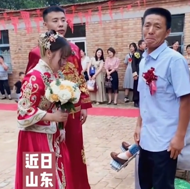 女兒結(jié)婚上轎爸爸哭得仿若孩子 父愛深沉觸動(dòng)人心