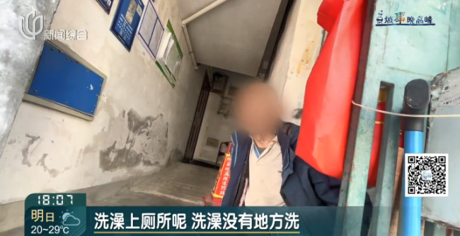 八旬老人自稱被兒媳趕至樓道 家庭矛盾激化引發(fā)關(guān)注