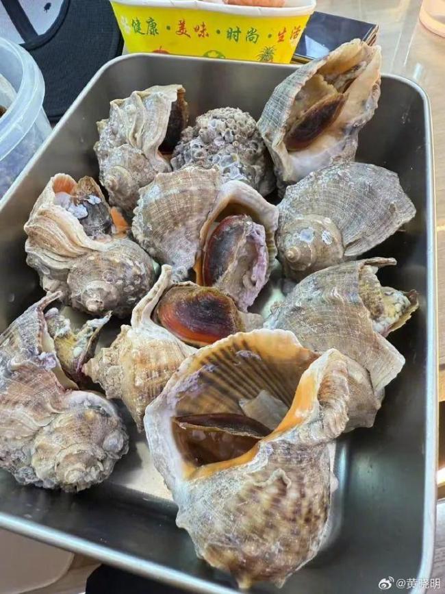 黃曉明曬青島特色午飯 直呼：真是吃不下了啊,，腹肌消失中！