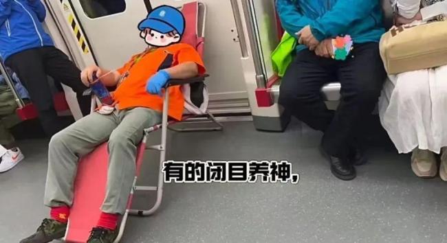 “地鐵板凳族”引熱議 多地呼吁勿做“板凳族”
