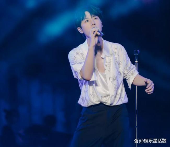 蔣敦豪和女友先后走出機(jī)場(chǎng),，十年愛(ài)情長(zhǎng)跑仍甜蜜如初