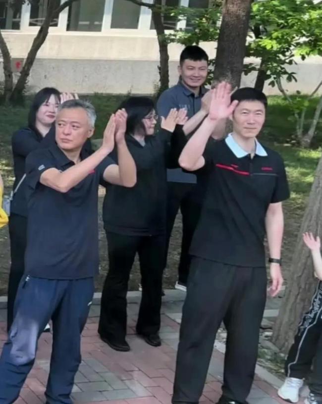 国乒抵达多哈开启首次训练！马琳王皓督训，6男6女随队出征当陪练 深夜特训藏玄机