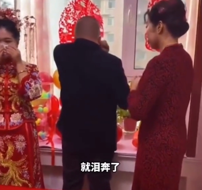 女兒結婚上轎爸爸哭得仿若孩子 父愛深沉觸動人心