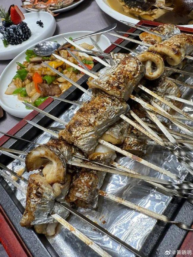 黃曉明曬青島特色午飯 直呼：真是吃不下了啊,，腹肌消失中,！