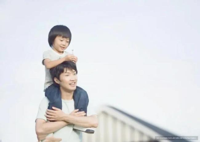 寶爸第一次抱孩子緊張得直吹氣 網(wǎng)友：原來父愛是這種形狀
