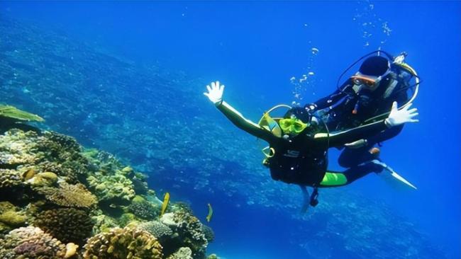 中國游客在印尼2分鐘救回中暑老外 旅途中的溫暖瞬間
