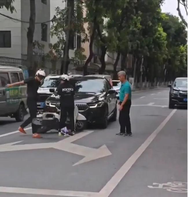 情侶騎車撞寶馬男子情緒失控 無知與沖動(dòng)的代價(jià)