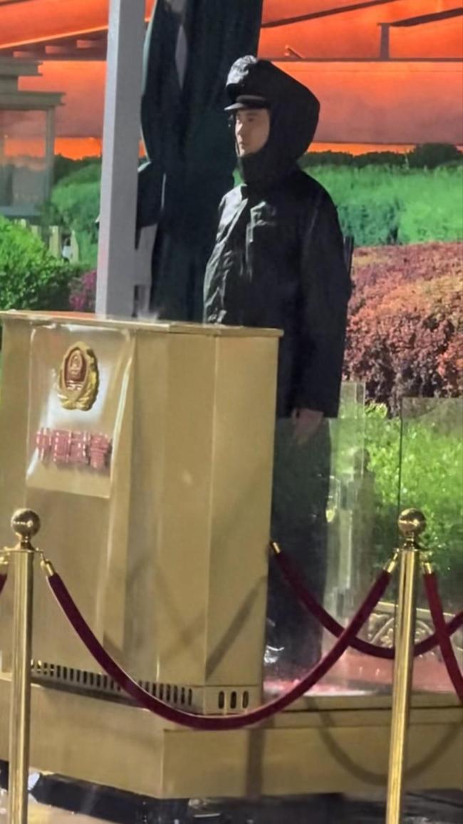 天安門前哨兵冰雹雷雨天紋絲不動！