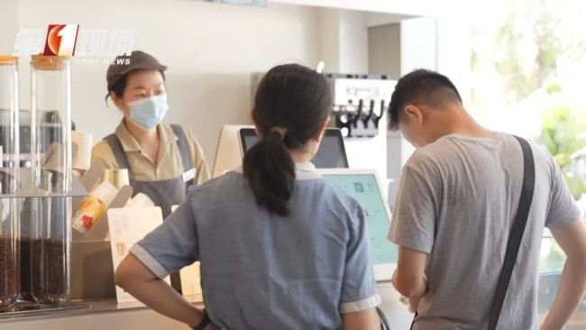 28歲女孩每天數(shù)杯奶茶致失聲 奶茶成癮代價(jià)大