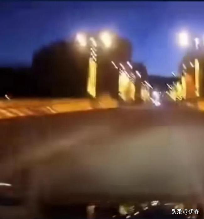 司機(jī)飆車時(shí)速240公里失控撞向居民樓 深夜隧道瘋狂鬧劇