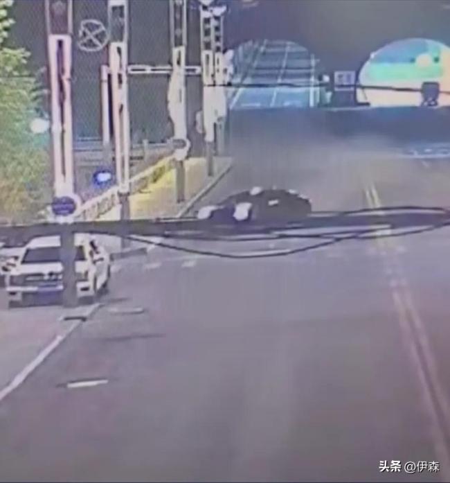 司機(jī)飆車時(shí)速240公里失控撞向居民樓 深夜隧道瘋狂鬧劇